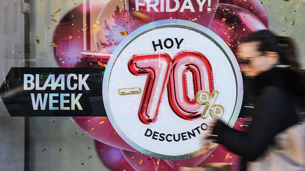 Carteles promocionales en un escaparate de una tienda de València durante el ‘Black Friday’ del pasado año. | ANA ESCOBAR/EFE