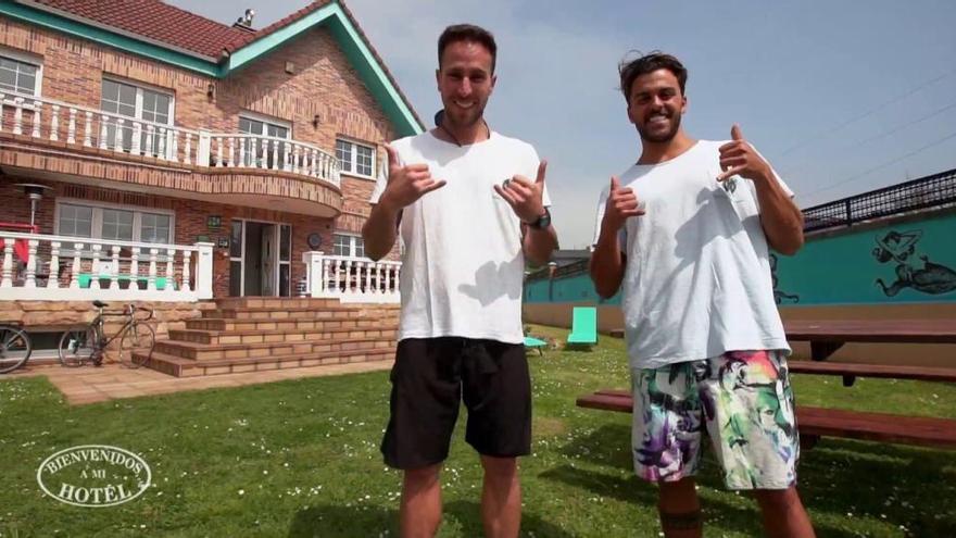 Álex y Álvaro, los gijoneses del Gijón Surf Hostel en el programa de Cuatro Bienvenidos a mi hotel