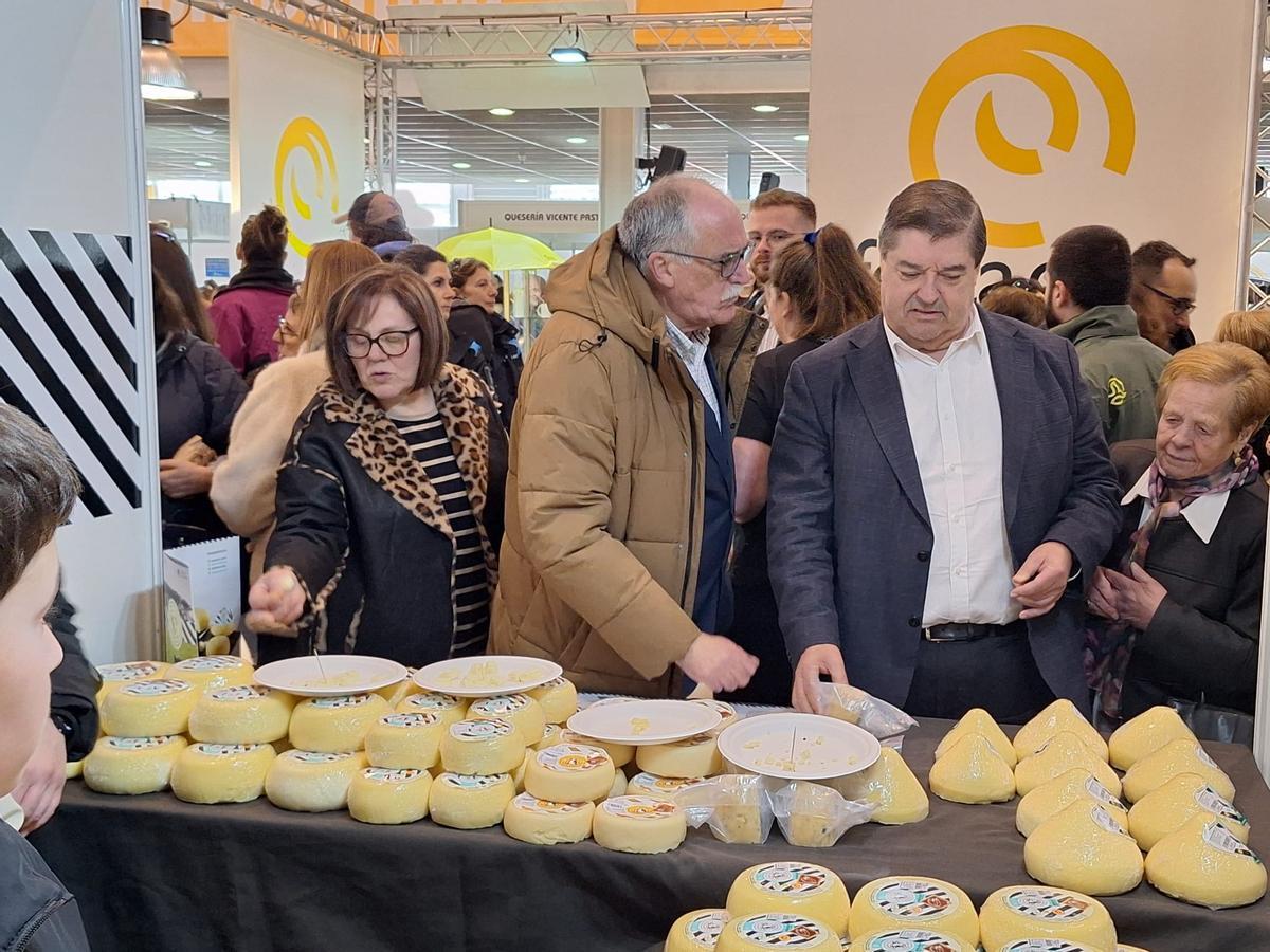 O alcalde de Arzúa, Xoán Xesús Carril, esq., e o subdelegado do Goberno, Julio Abalde, na Festa do Queixo.