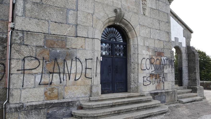 Pintadas negacionistas toman la ermita de A Guía