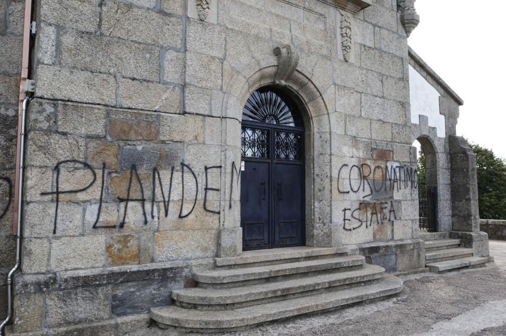 “Pademia mentira” y “farsa sanitaria” son algunas de las frases que pueden leerse en las paredes. // Alba Villar