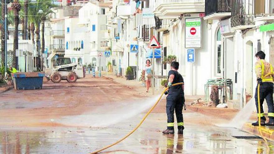 Treballs de neteja en un dels carrers més afectats pels aiguats a Alcanar | ACN