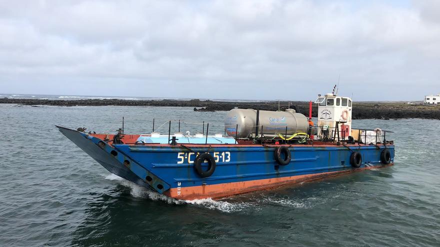 Traslado de la cisterna de Canal Gestión a La Graciosa para abastecer de agua a la población