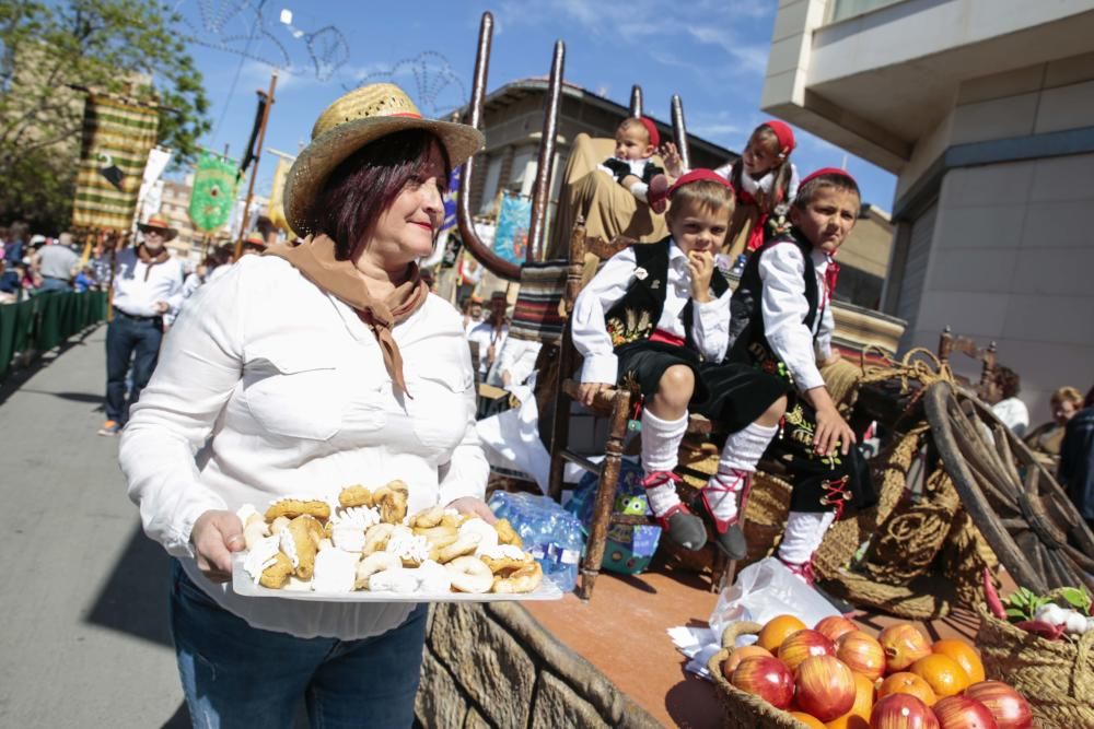 La comparsa Labradores presenta un boato muy participativo y primaveral, y con la interpretación del pasodoble Sueños Festeros logró emocionar al numeroso público