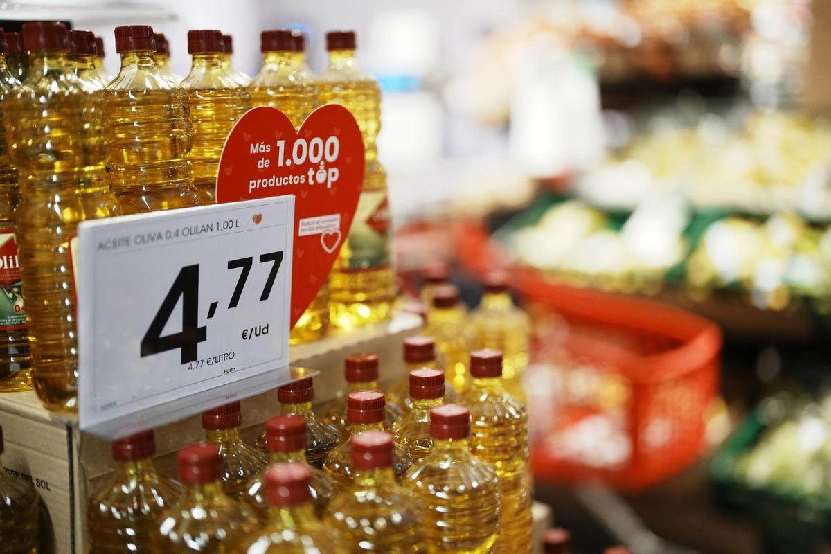 limentos y precios en un supermercado.