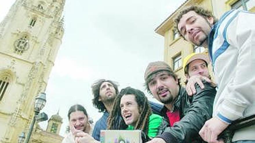 Los seis de «Truequedart», ayer, en la plaza de la Catedral.