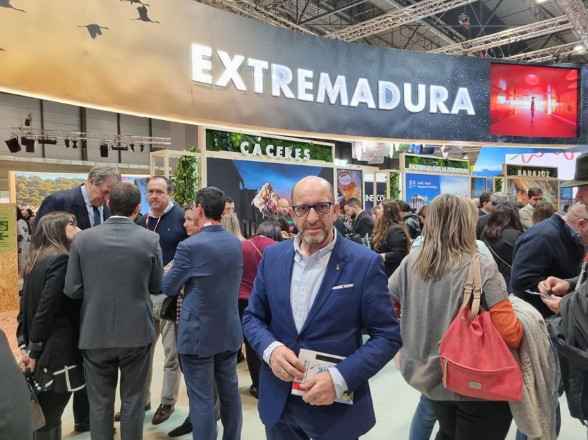 El presidente de la Mancomunidad Integral Sierra de Montánchez, Juan Rodríguez Bote, en Fitur 2023.