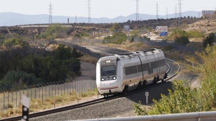 La línea a Valencia podría llenar cien trenes a la semana si se modernizara