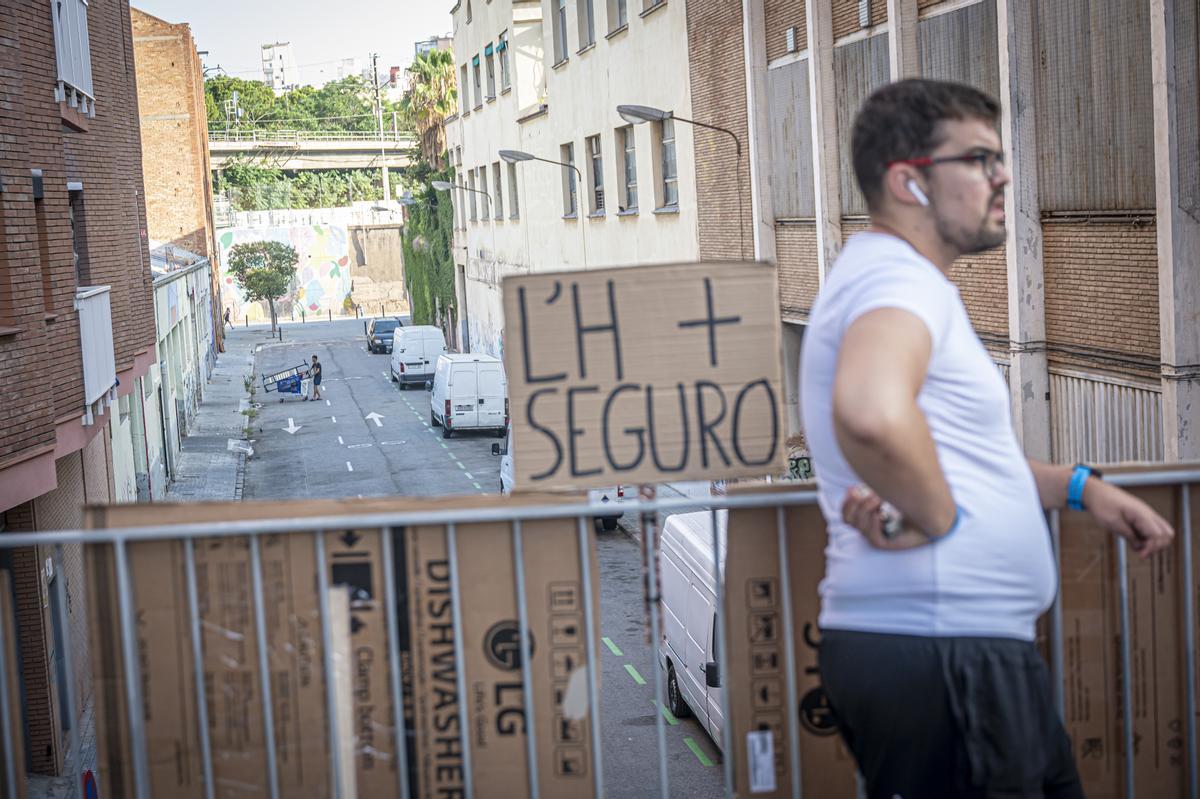 Residentes y vecinos cercanos de unas naves ocupadas en LHospitalet