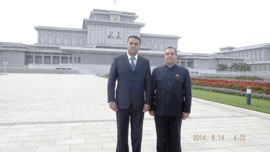 El empresario gondomareño Alfonso Bouzós (izq.), junto a Cao de Benós en Corea del Norte.