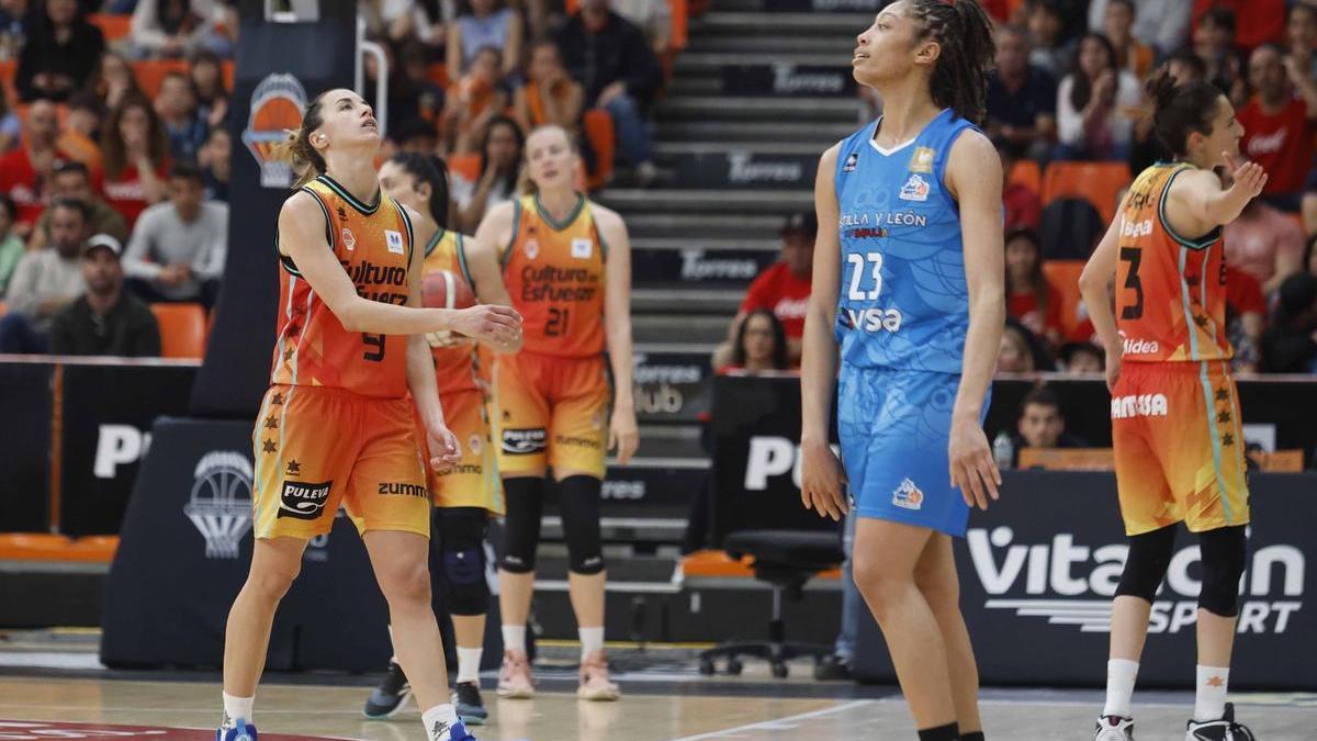 Decepción en las jugadoras del Valencia Basket por la derrota ante el Perfumerías