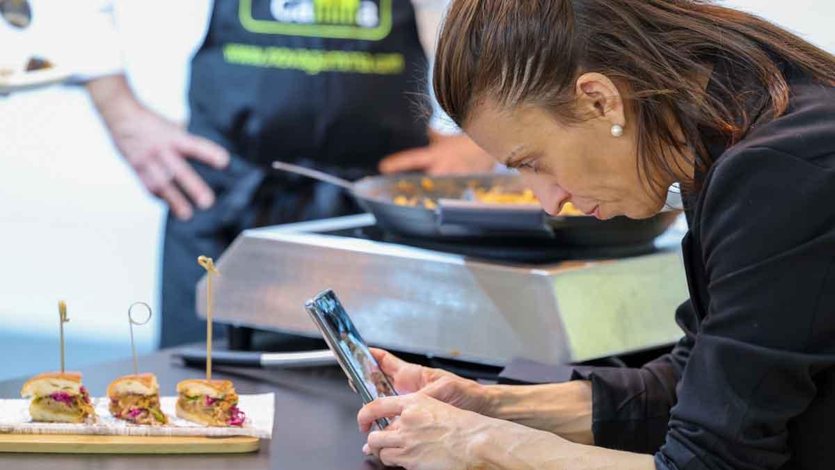 Visitante en la pasada edición de Alimentaria + Hostelco.