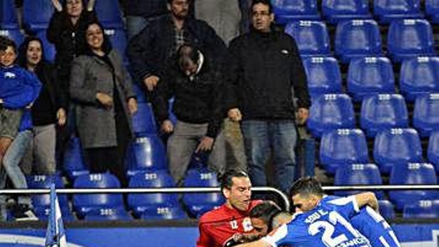 Los jugadores deportivistas se abrazan tras un gol la pasada temporada.