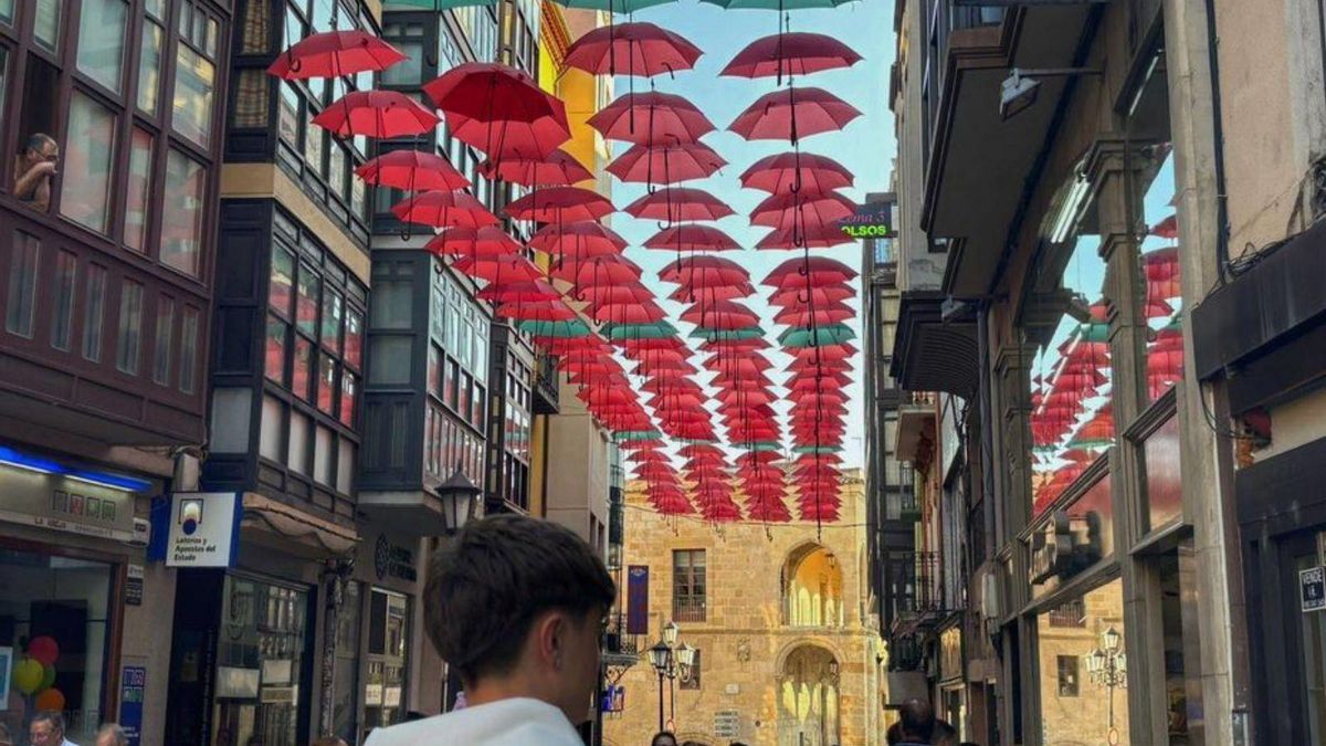 La calle Renova, decorada para las ferias y fiestas de la ciudad.