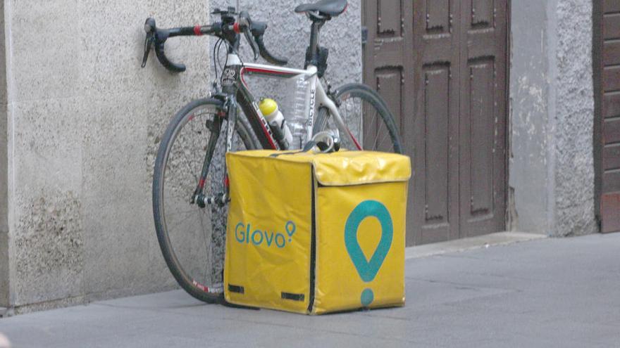 Una bicicleta de un repartidor de Glovo por las calles de Palma.