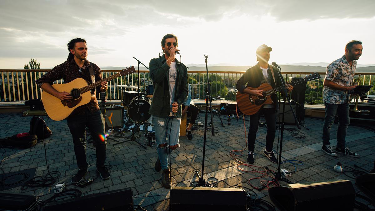 Música en directo en la terraza de Las Rozas Village.