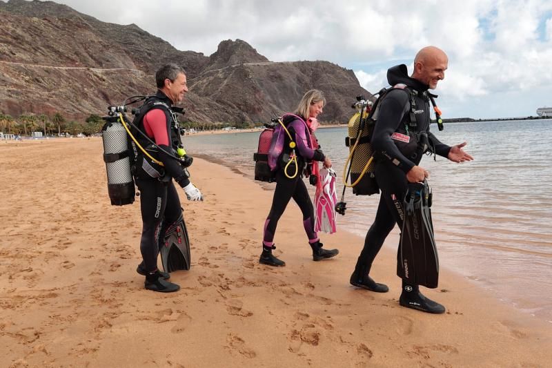 Acción de limpieza terrestre y marina en la playa de Las Teresitas