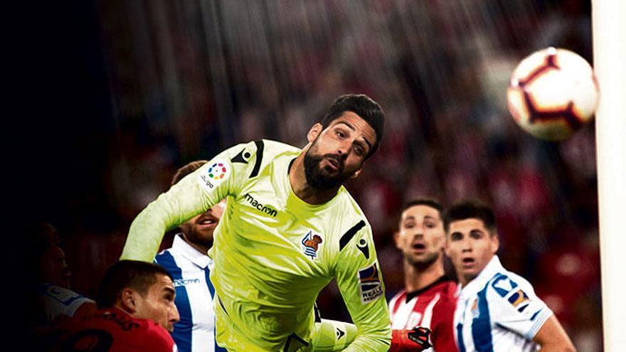 Miguel Ángel Moyá darf bei Real Sociedad San Sebastián endlich wieder dem Ball hinterherfliegen.