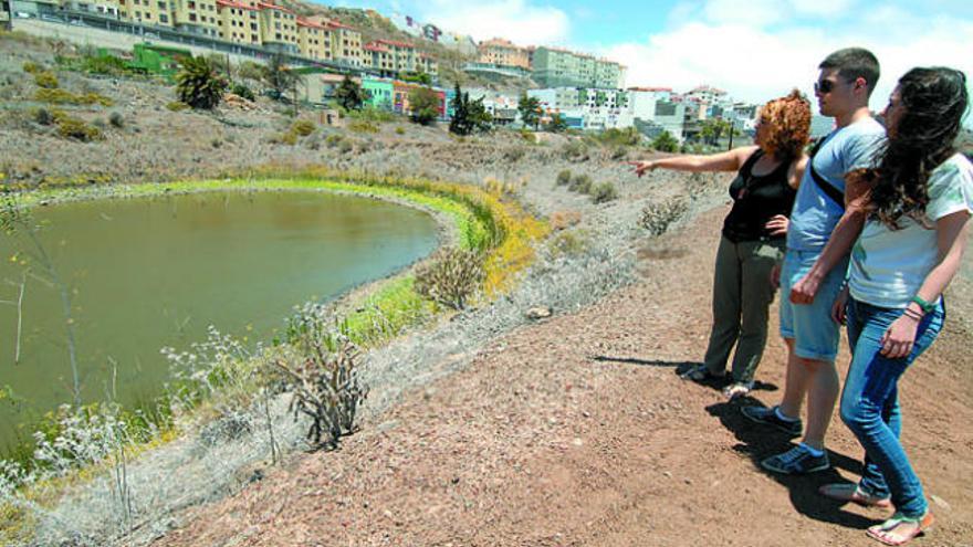 Un grupo de vecinos muestra el estado en el que se encuentran las Charcas de San Lorenzo.