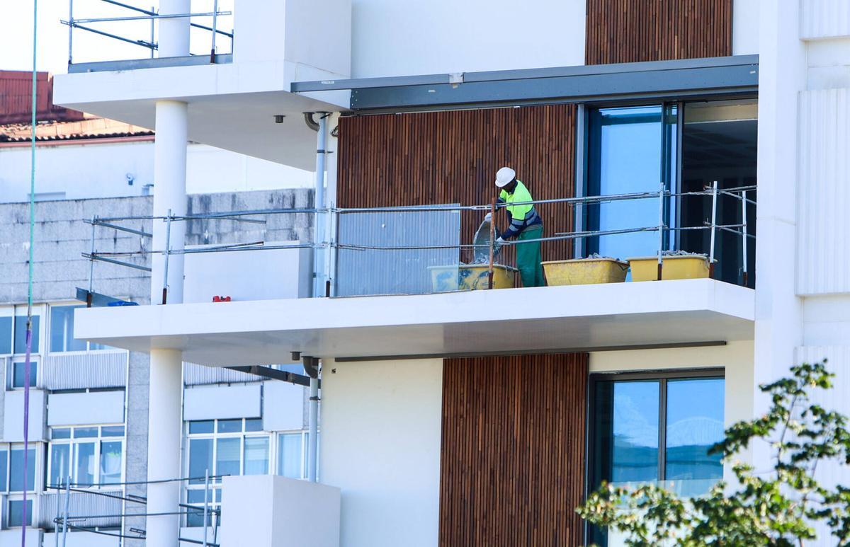 Obras de construcción de viviendas en Santiago de Compostela. Obreros. VIVIENDA NUEVA. PROMOCIONES DE VIVIENDA