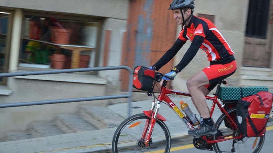 El ciclista Oriol Boleda, durant la seva sortida de Breda l&#039;1 de maig · Pedalantfinsacapnord