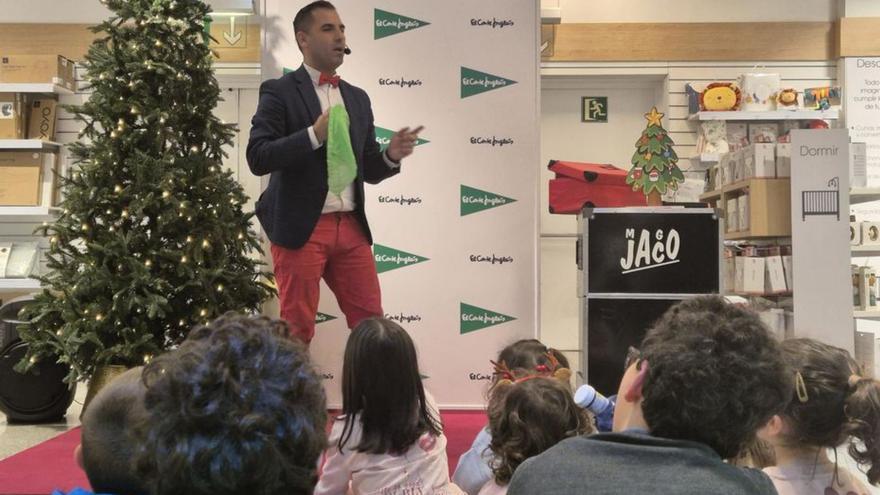 Dos momentos de la recepción del Cartero Real.  | ECI