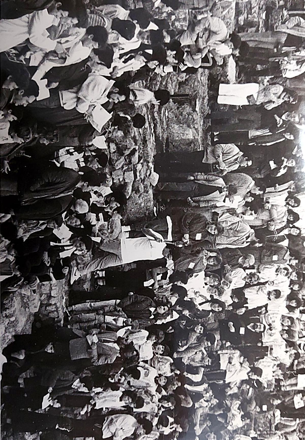 Un acto público antes de la intervención.