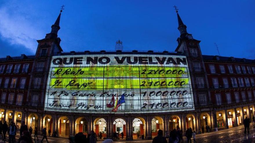 La proyección de &#039;los papeles de Bárcenas&#039; en la Plaza Mayor.