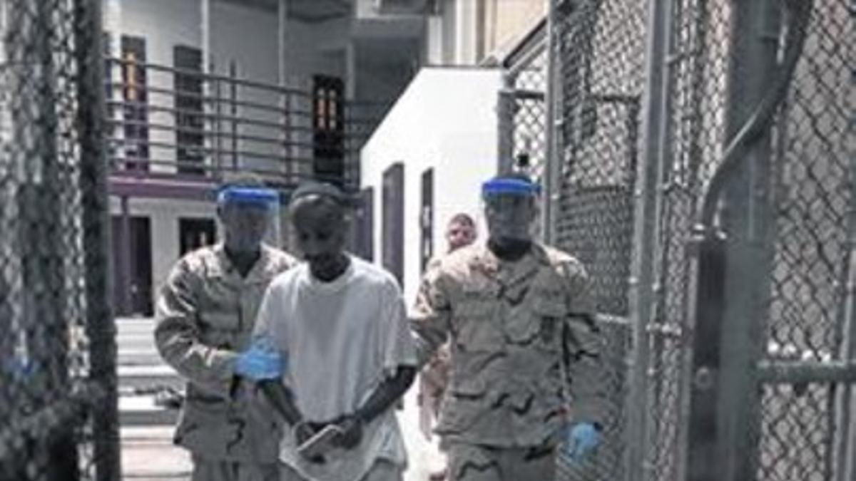 Traslado de un preso en el interior de Guantánamo, en marzo del 2010.