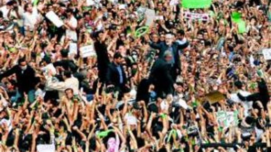 Más de 100.000 iranís apoyan vestidos de luto al reformista Musavi
