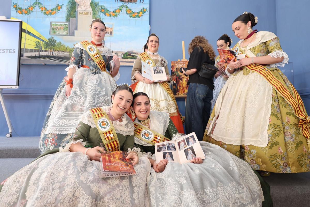 12/05/2026. VILA-REAL. En el Gran Casino, presentación del llibret de las fiestas de Sant Pasqual. Fotos variadas del acto, de la reina y las festeras ojeando el programa, etc.