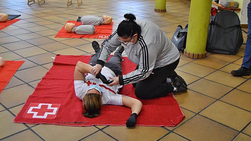 Ocho voluntarios de Villardeciervos se forman para aprender a usar el desfibrilador