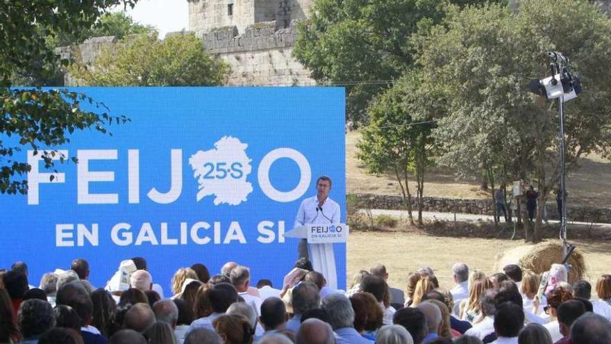 Núñez Feijóo, durante su intervención en la zona del castillo de Maceda. // Jesús Regal