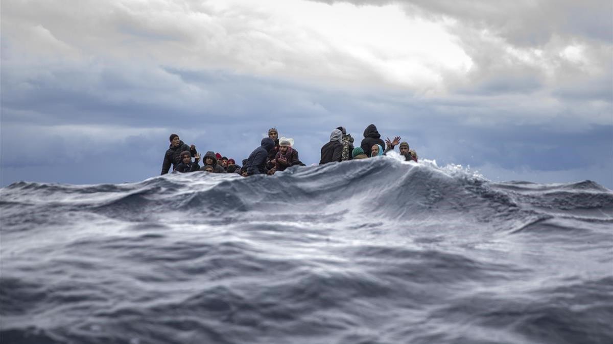 Grupo de migrantes rescatados por la oenegé Open Arms en el Mediterráneo Central.