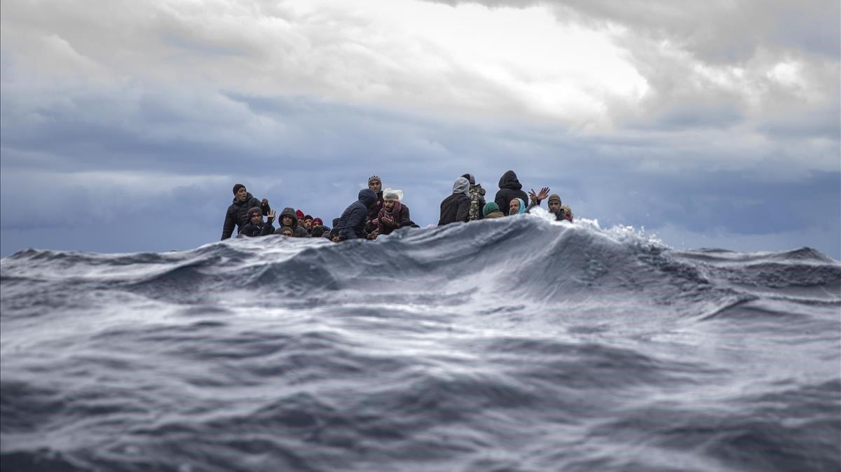 El grupo de migrantes rescatados por la oenegé Open Arms en el Mediterráneo Central. 