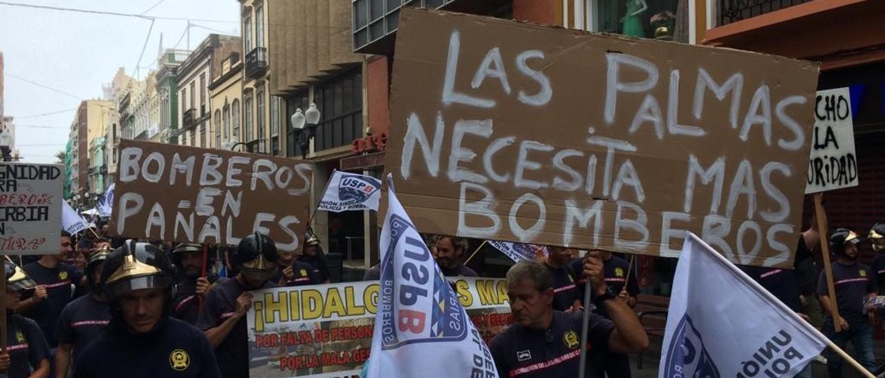 Los bomberos de Las Palmas de Gran Canaria se manifiestan para exigir mejoras laborales