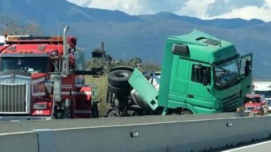 El camió accidentat ahir a l&#039;AP-7 a Pont de Molins.