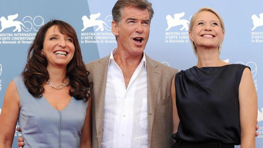 Susanne Bier posa junto al actor irlandés Pierce Brosnan y a la actriz danesa Trine Dyrholm.