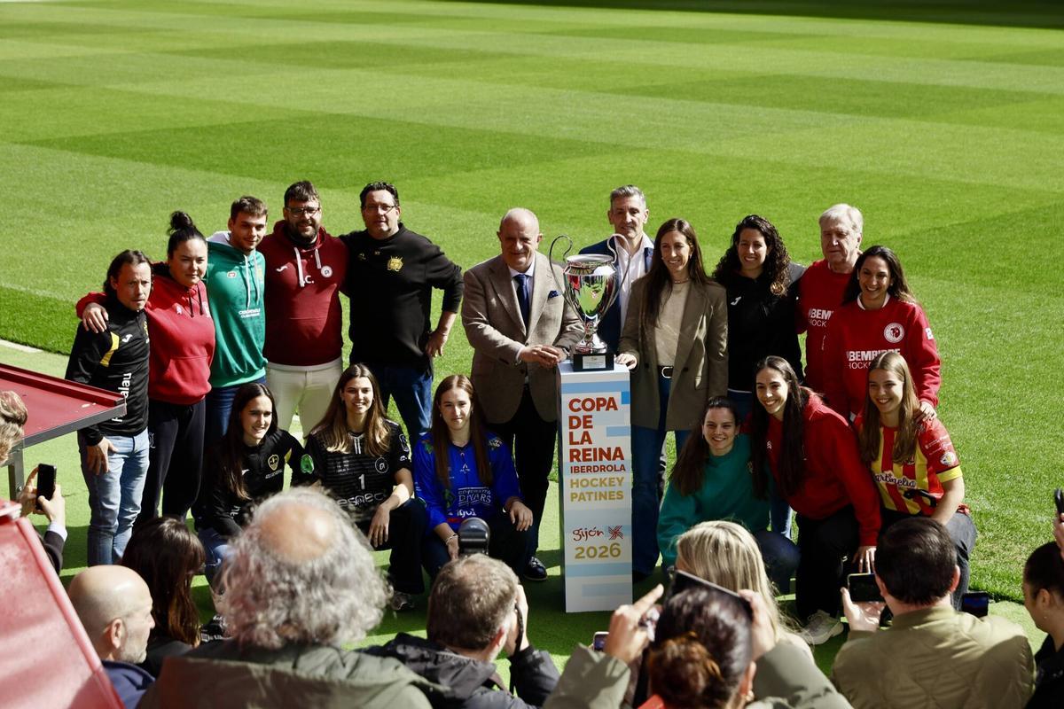 Un momento del sorteo de la Copa de la Reina, en El Molinón