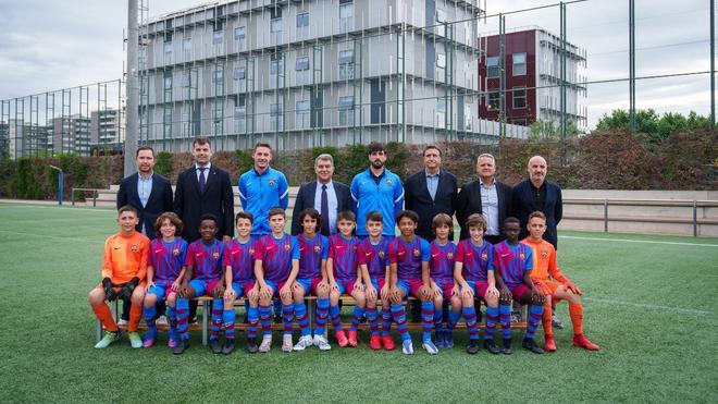 Fotografia oficial del Alevín B del Barça 2021/2022 junto con el presidente Joan Laporta