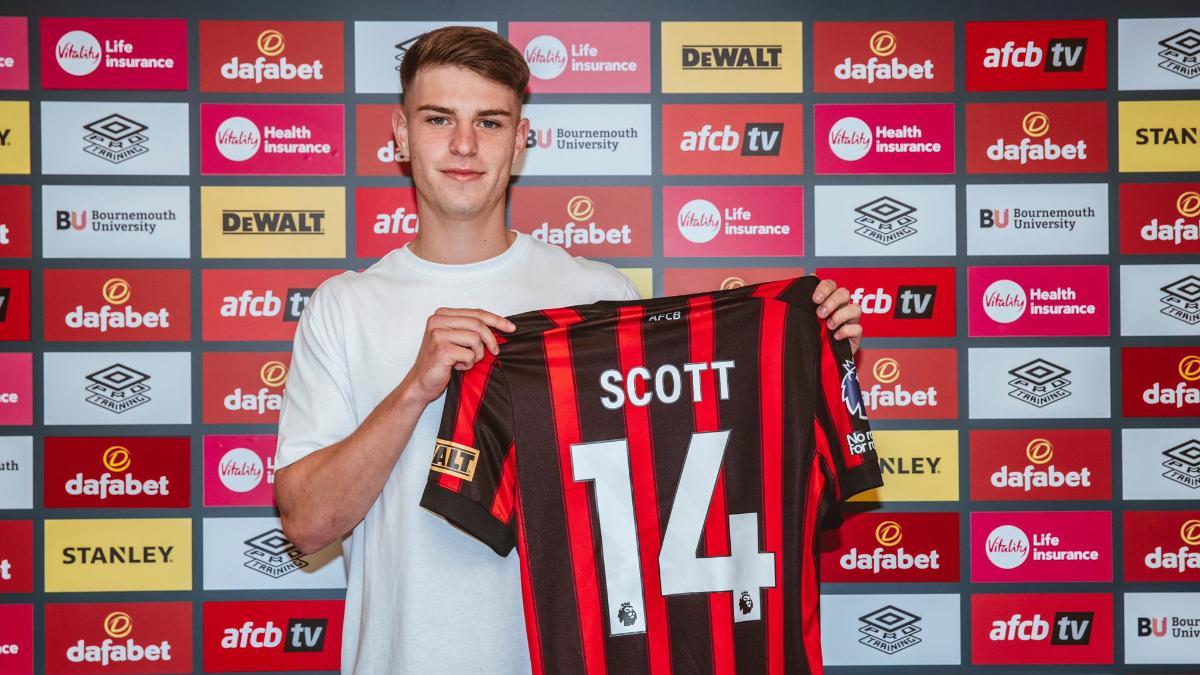 Alex Scott, en su presentación con el Bournemouth