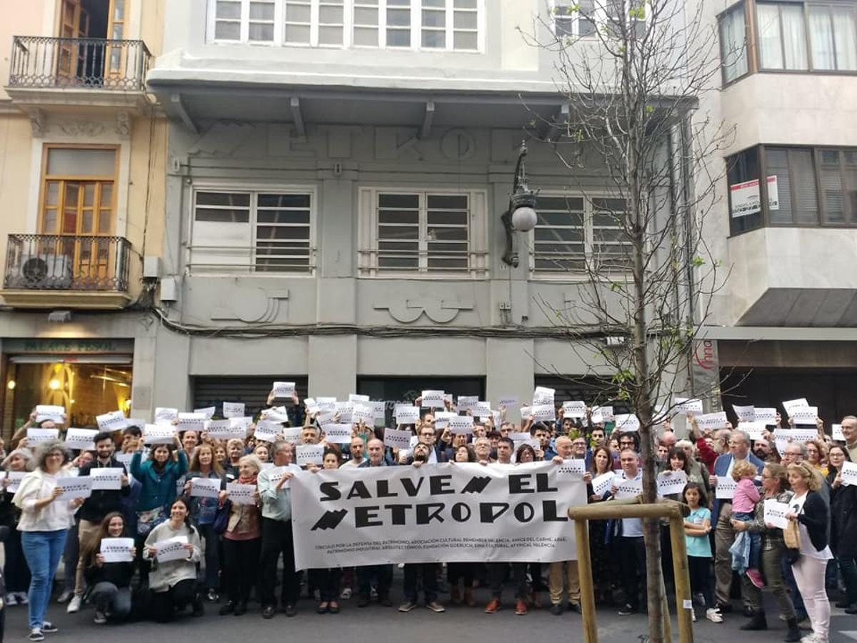 El colectivo Salvem El Metropol se movilizó para proteger el antiguo cine.