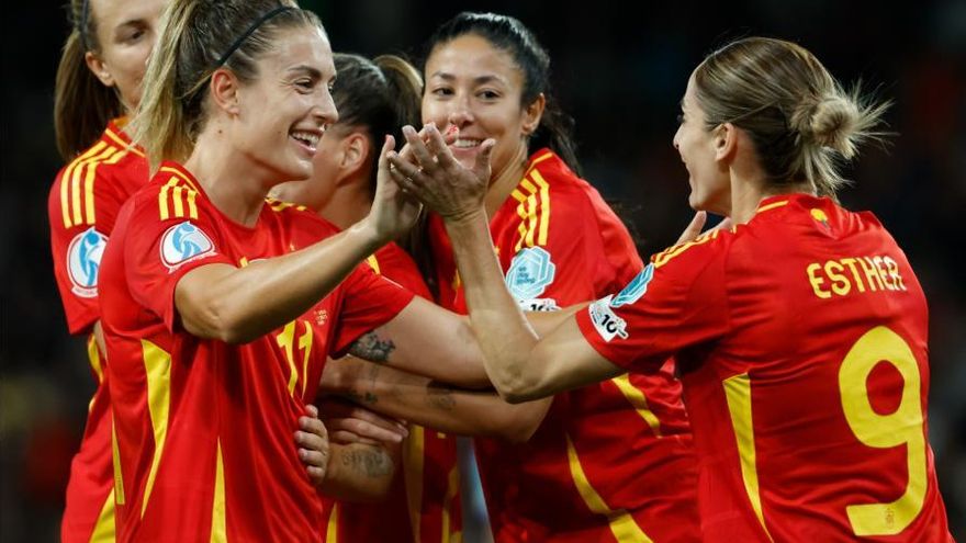 Les jugadores d'Espanya abraçant-se, després de l'1 a 3