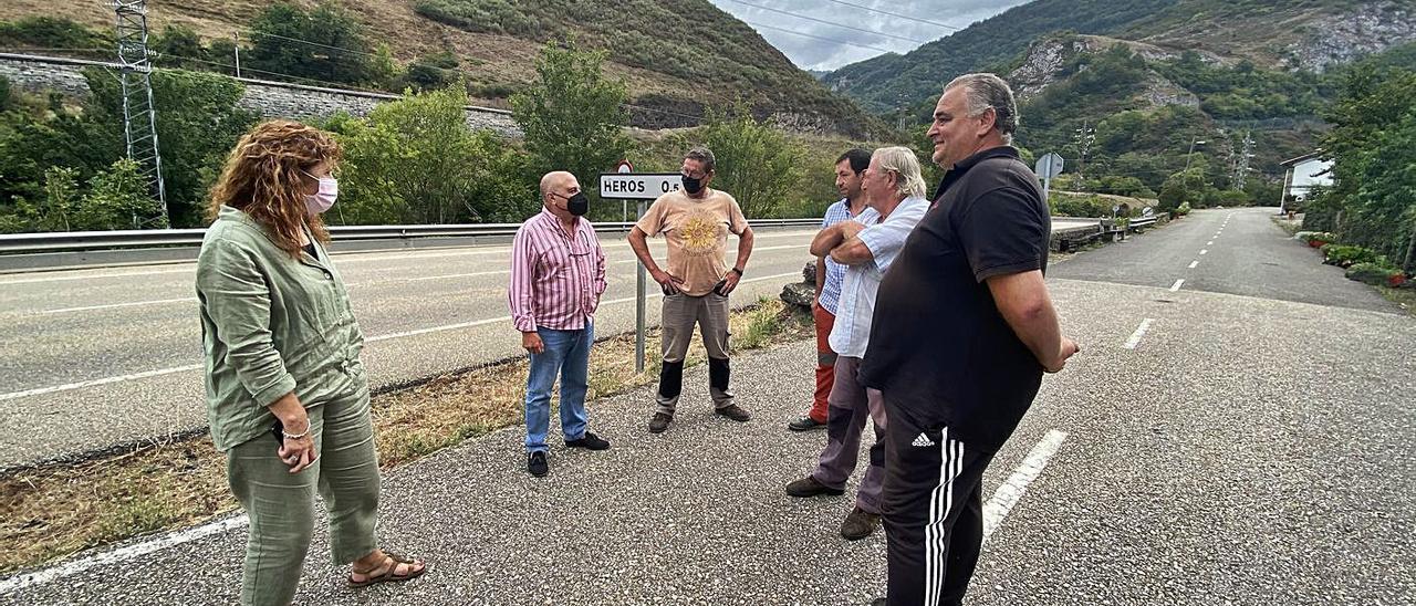 Vecinos y ganaderos de La Frecha, durante un encuentro mantenido con los ediles de Gestión Ambiental y Obras en Lena, Gelos López y Paco García. | C. M. B.