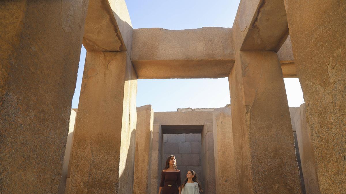 Las falleras mayores en el complejo de Giza