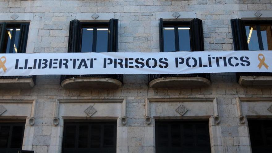 La pancarta a la façana de l&#039;ajuntament de Girona