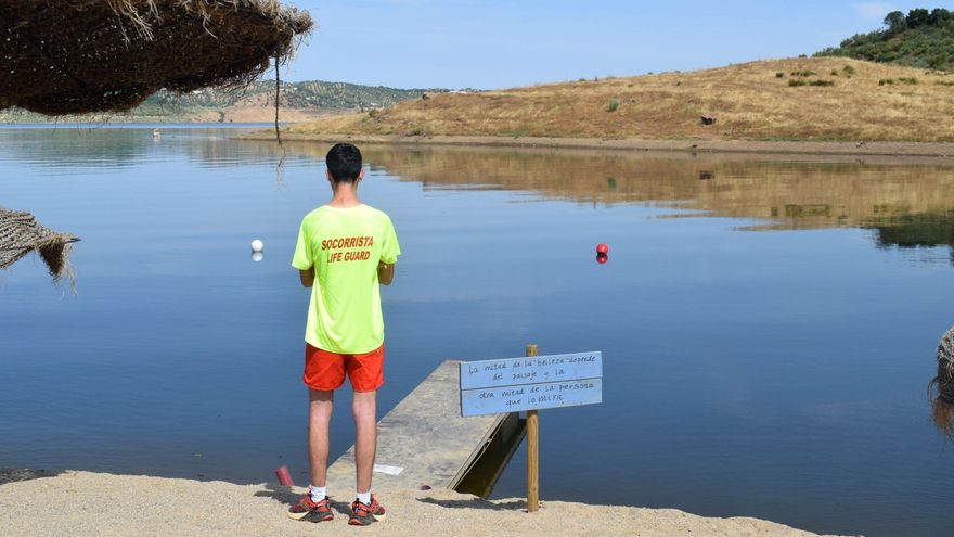 La playa de La Breña abre su temporada estival en una nueva ubicación por la crecida del agua del embalse