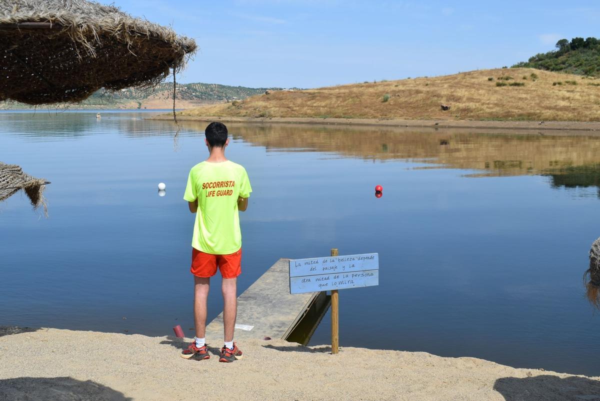 Un socorrista en la playa de La Breña durante la jornada inaugural.