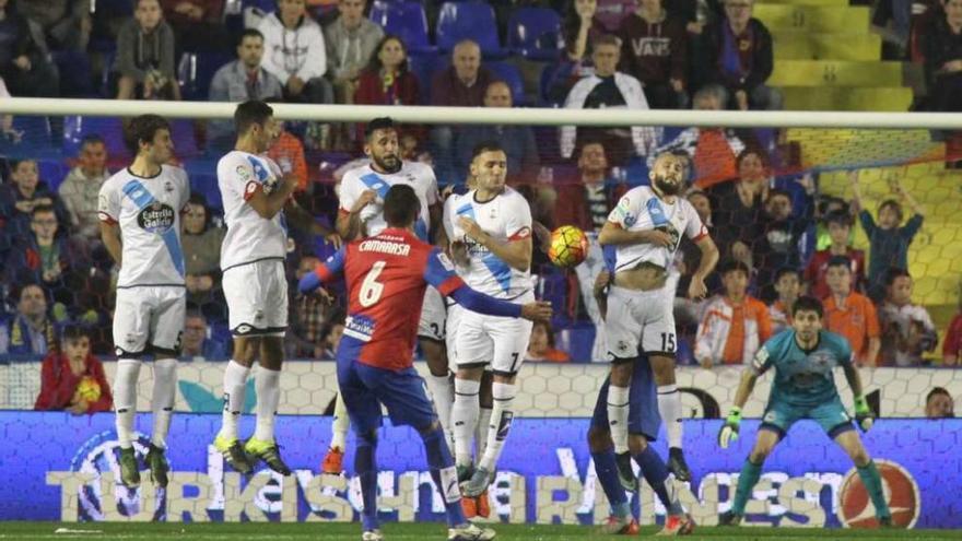 La barrera de jugadores del Deportivo, en una falta lanzada por Camarasa en el partido contra el Levante.