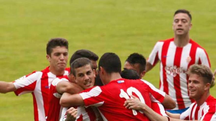 Los jugadores del Sporting B felicitan a Isma Cerro tras marcar.